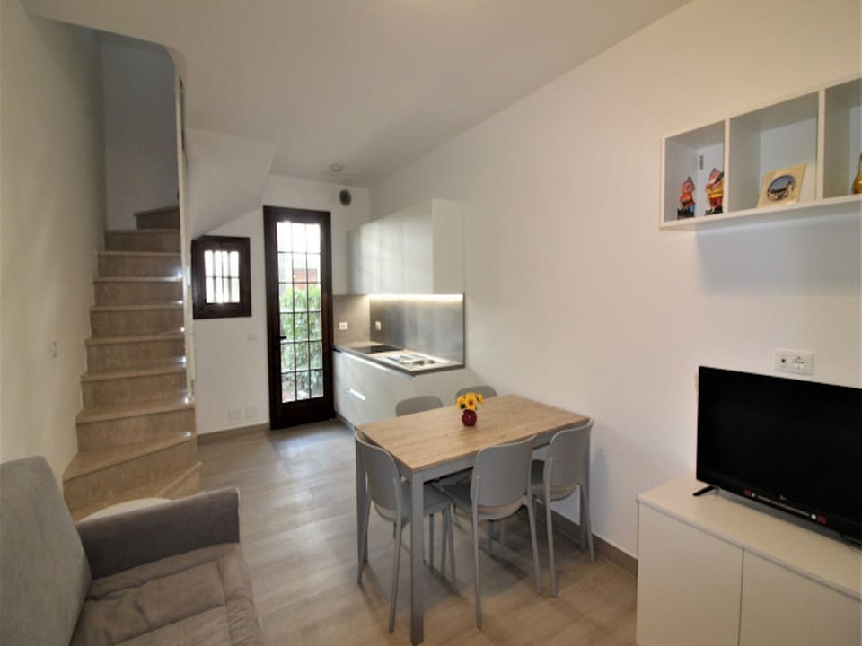 Villa, 2 Bedrooms, Balcony, Garden View | Dining room