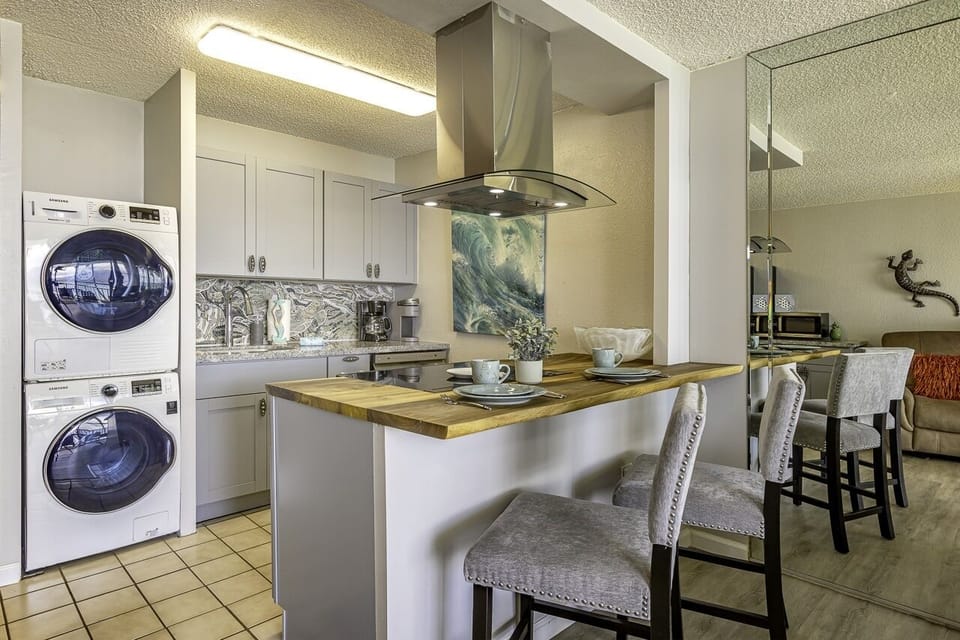Condo, 1 Bedroom | Private kitchen | Fridge, oven, coffee/tea maker, toaster