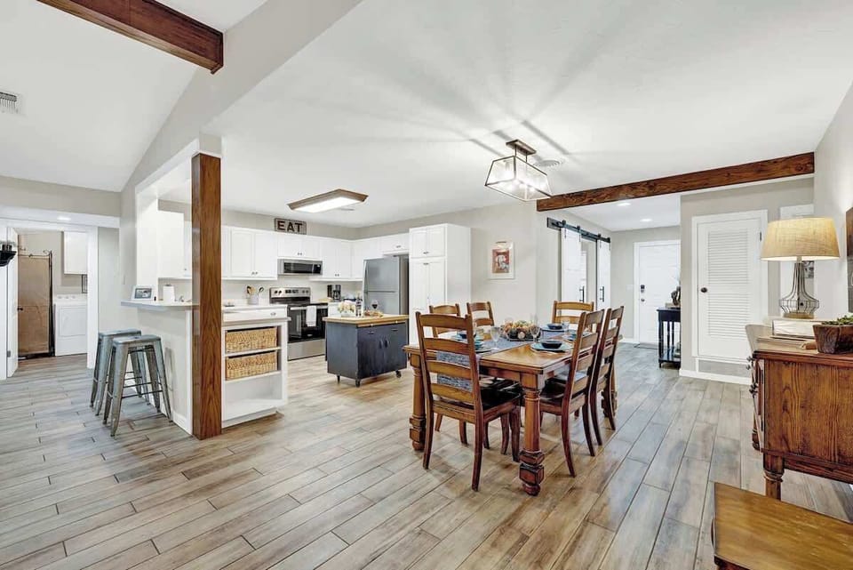 House, Multiple Beds, Hot Tub (1203 Crenwelge Dr) | Dining