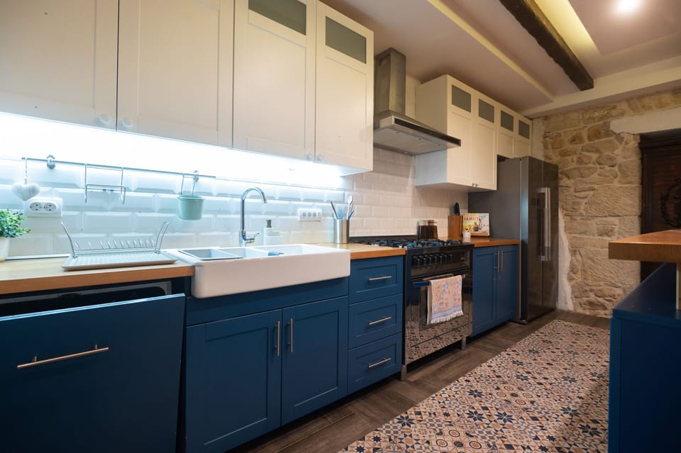 Microwave, oven, dishwasher, coffee/tea maker
