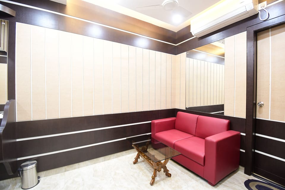 Club Room | Desk, free WiFi, bed sheets