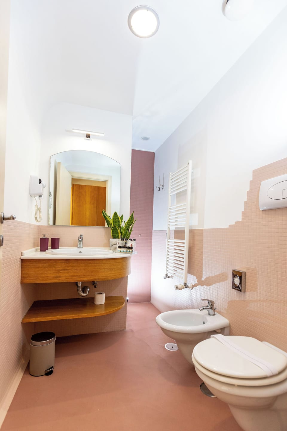 Shower, hydromassage showerhead, free toiletries, hair dryer