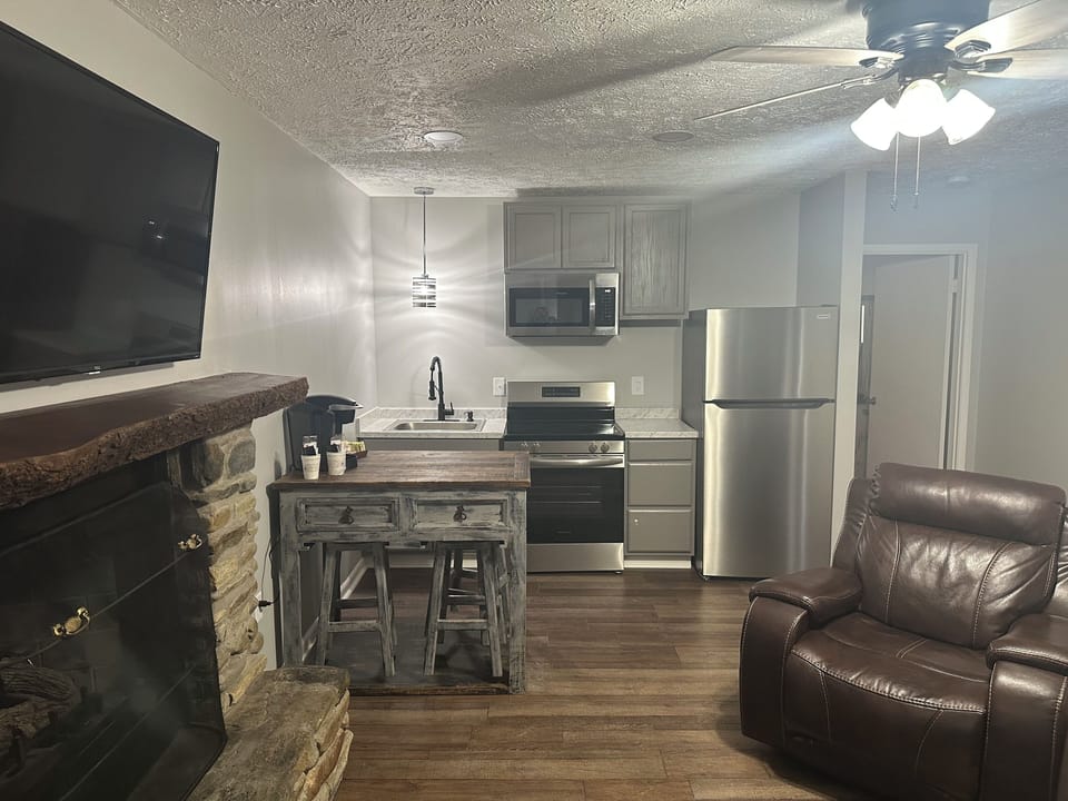 Deluxe Bungalow, Patio | Private kitchen | Fridge, microwave, coffee/tea maker