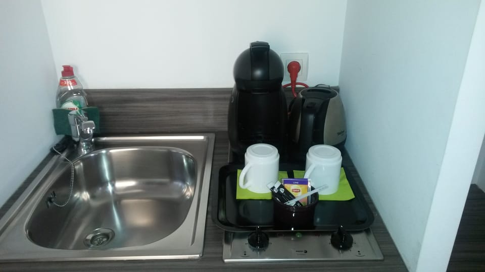 Studio Double ou avec lits jumeaux | Private kitchenette | Mini-fridge, microwave, stovetop, espresso maker