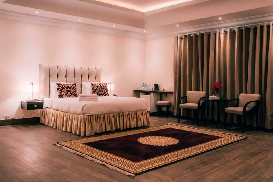 Deluxe Suite | Individually decorated, individually furnished, desk, laptop workspace