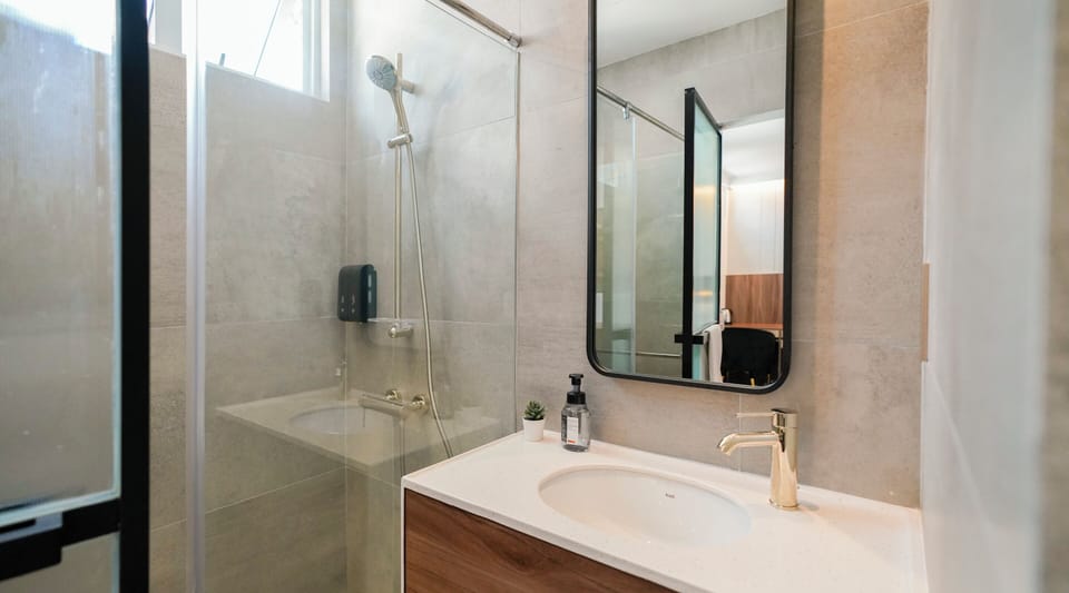 Cabin M, Executive, Window, Private Bathroom | Bathroom | Shower, rainfall showerhead, hair dryer, bidet