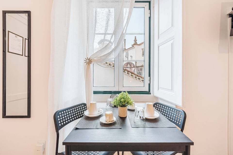 Traditional Room, 1 Queen Bed | In-room dining