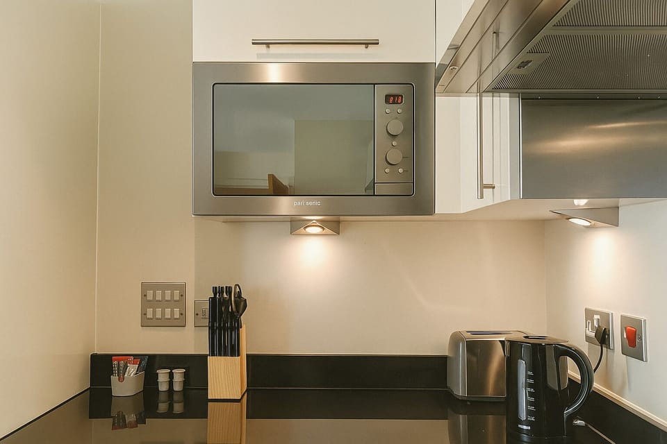 Executive Apartment | Private kitchen | Microwave, oven, dishwasher, toaster