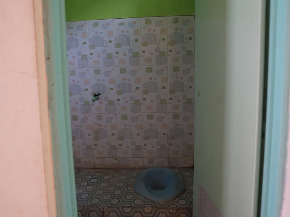 Economy Double Room | Bathroom | Shower, towels