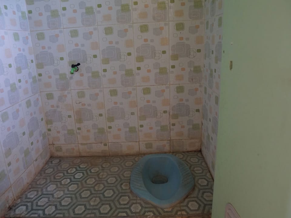 Economy Double Room | Bathroom | Shower, towels
