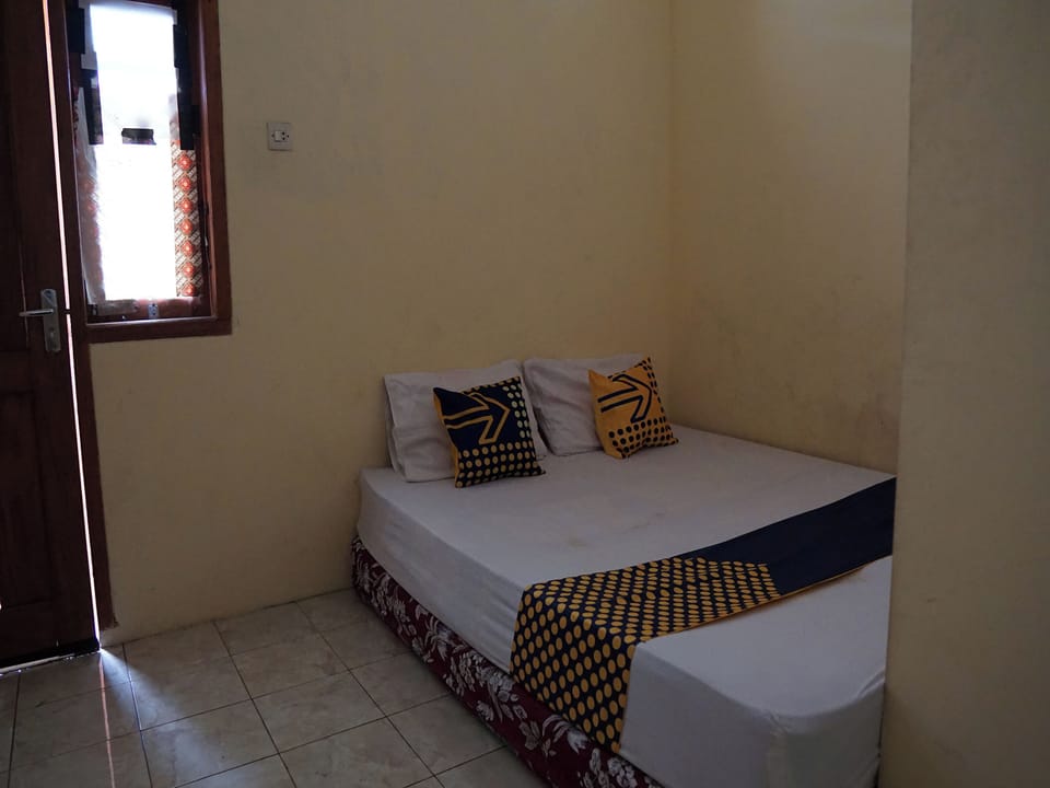 Economy Double Room | Desk, laptop workspace, free WiFi, bed sheets