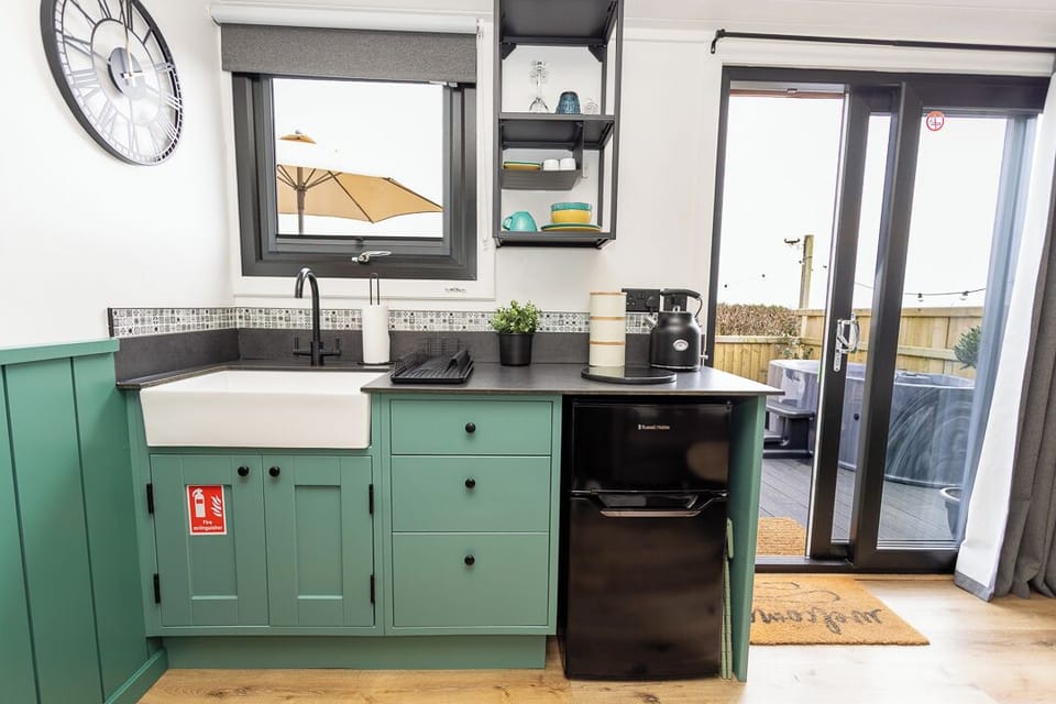 Full-size fridge, microwave, oven, stovetop