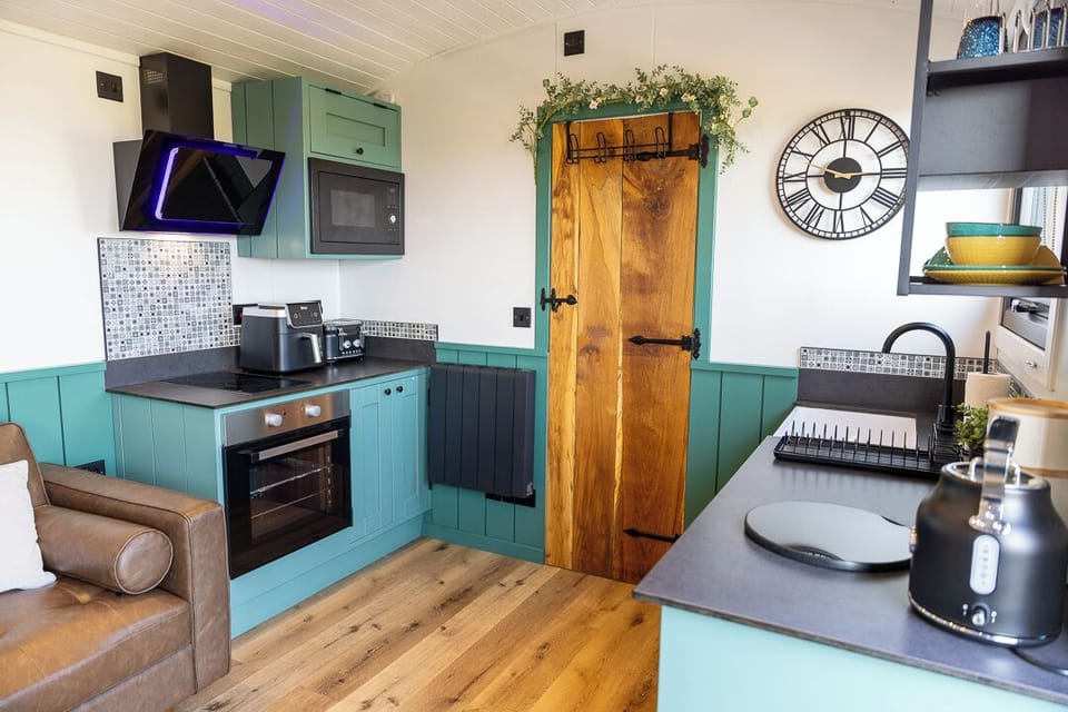 Full-size fridge, microwave, oven, stovetop
