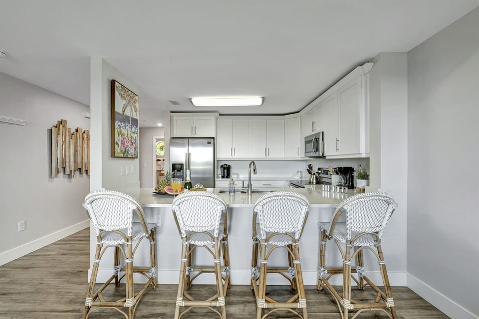 And when the aroma of freshly brewed coffee or a stack of golden pancakes beckons, the four-seater breakfast table is your haven.