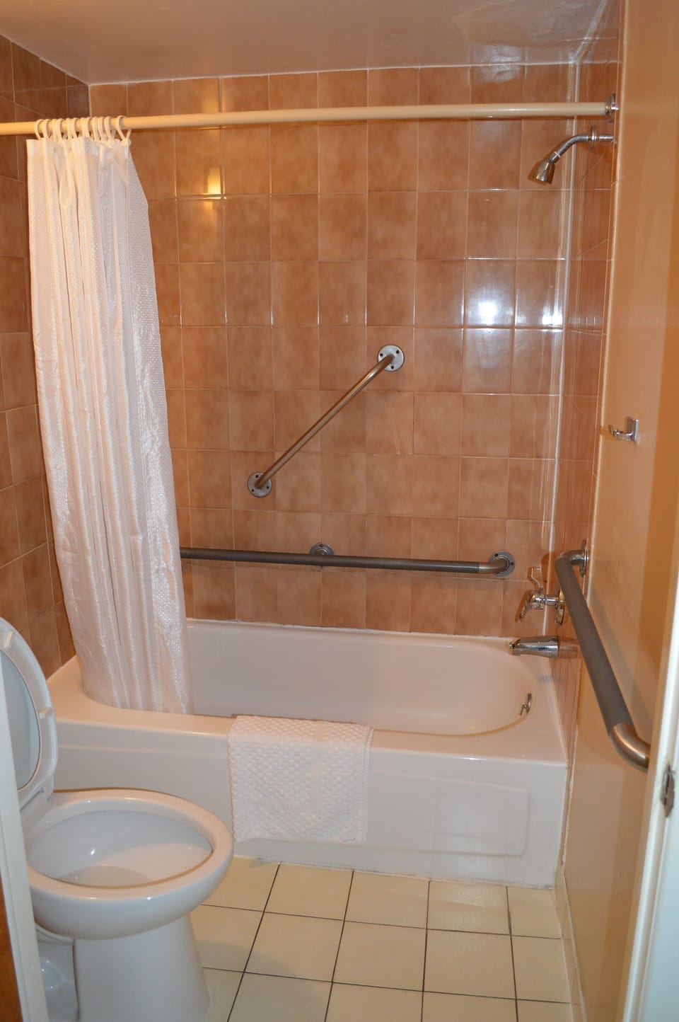 Standard Room, 2 Double Beds, Non Smoking | Bathroom | Combined shower/tub, free toiletries, hair dryer, towels