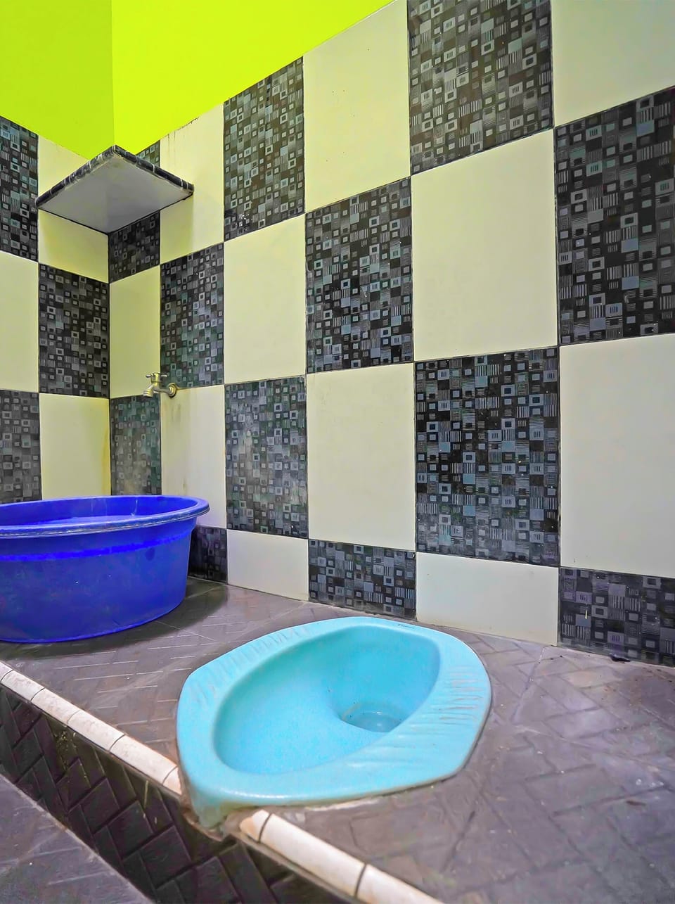 Economy Double Room | Bathroom | Shower, towels