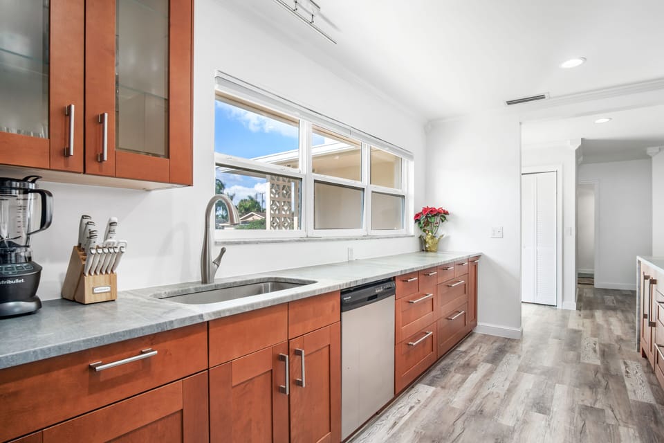 A fully-equipped gourmet kitchen