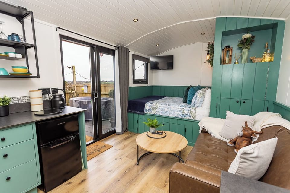 Willows Rest - 1 Bed Shepherd's Hut - Pentlepoir (25619)