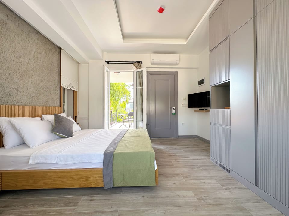 Deluxe Room | Free minibar, in-room safe, bed sheets