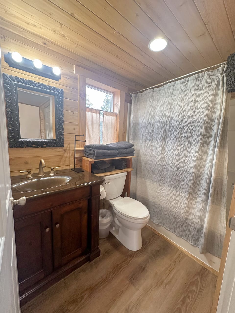 Full bathroom. Shampoo, conditioner and body wash are included. Towels provided.