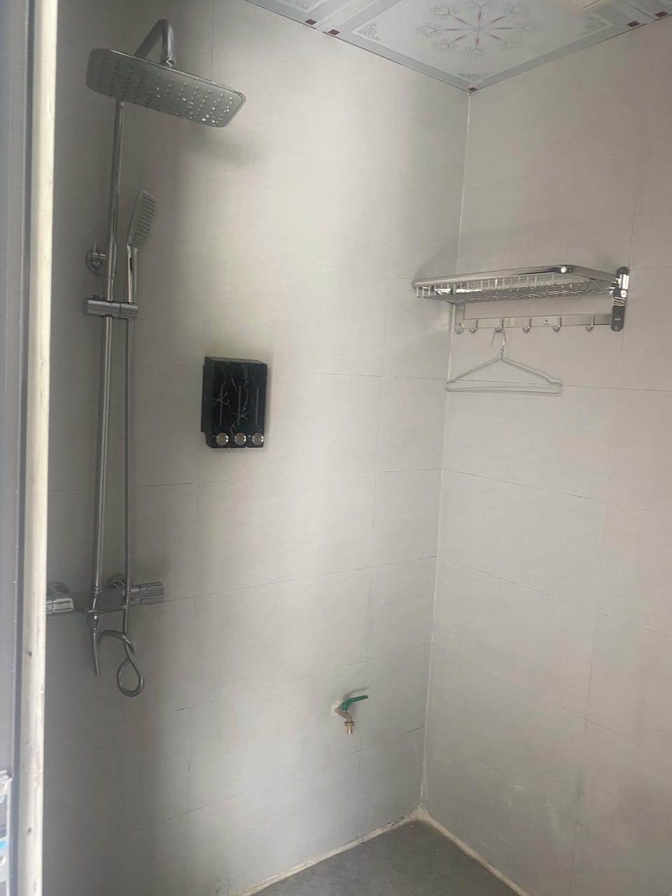 Basic Shared Dormitory | Bathroom | Hydromassage showerhead, slippers, towels