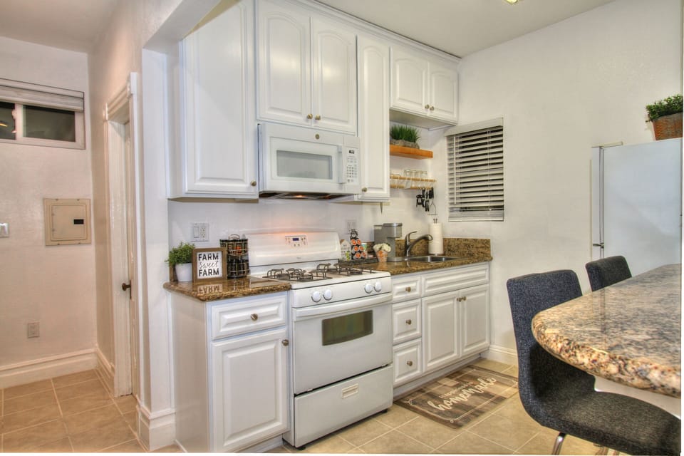 Full Kitchen 