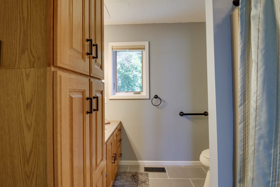 Full Bathroom | 1st Floor | Complimentary Toiletries