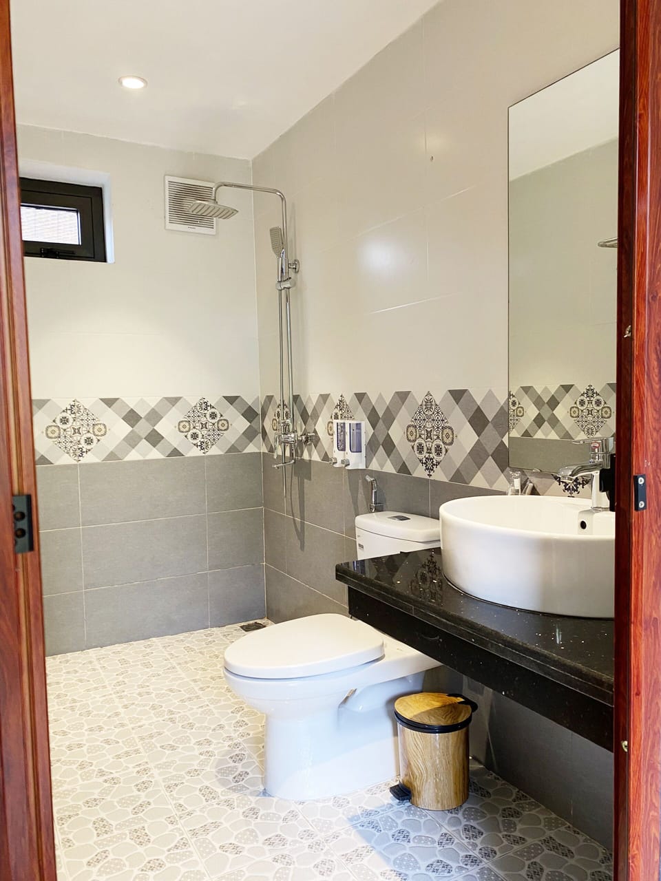 Hydromassage showerhead, hair dryer, slippers, bidet