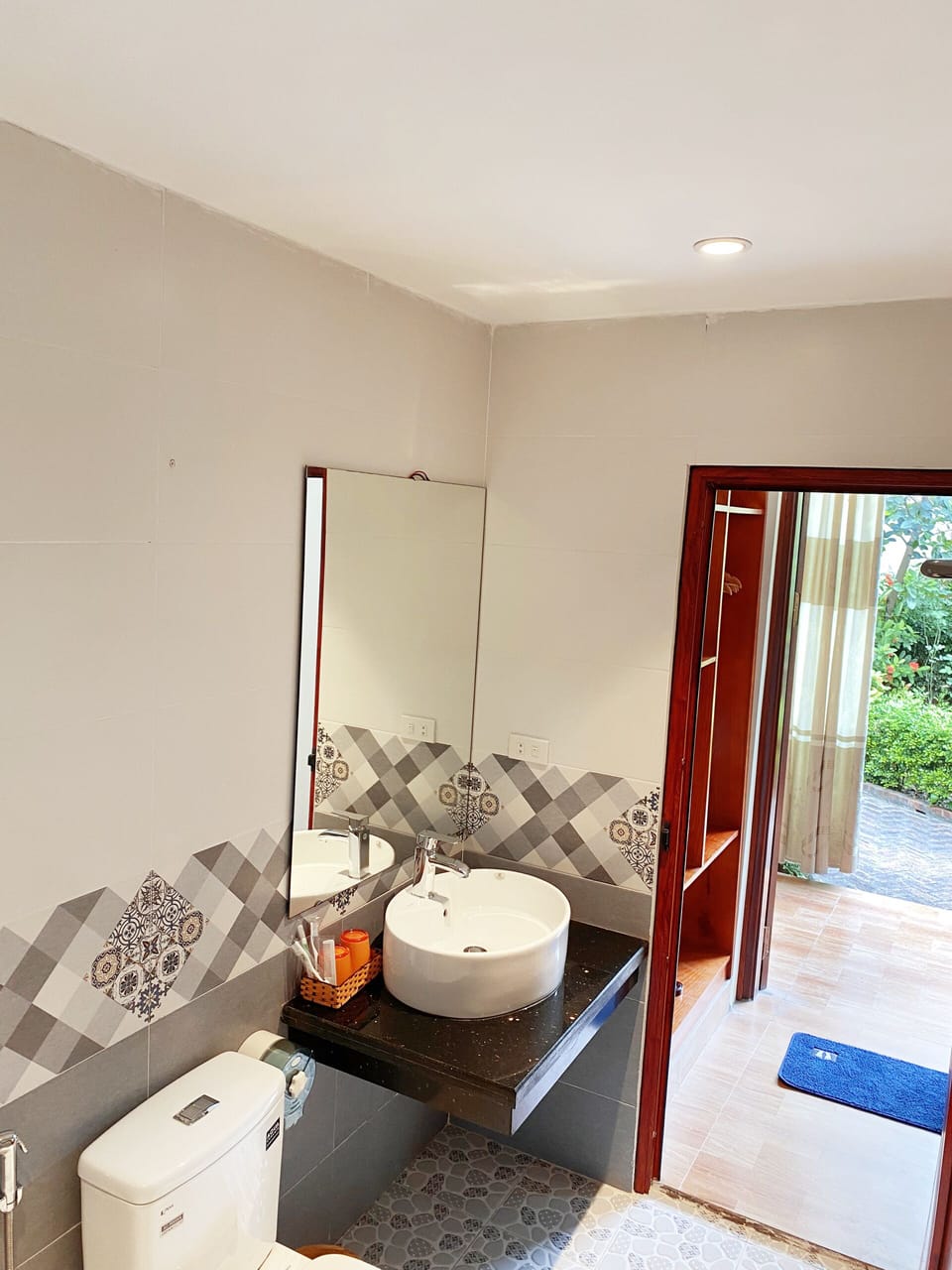 Family Bungalow | Bathroom | Hydromassage showerhead, hair dryer, slippers, bidet