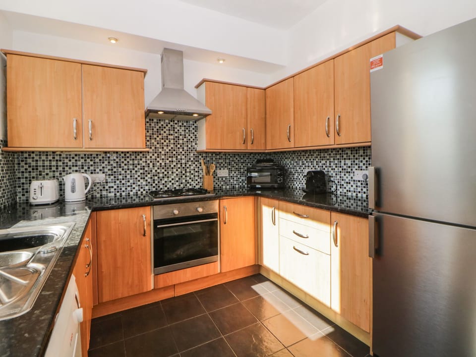 Fridge, dishwasher, cookware/dishes/utensils