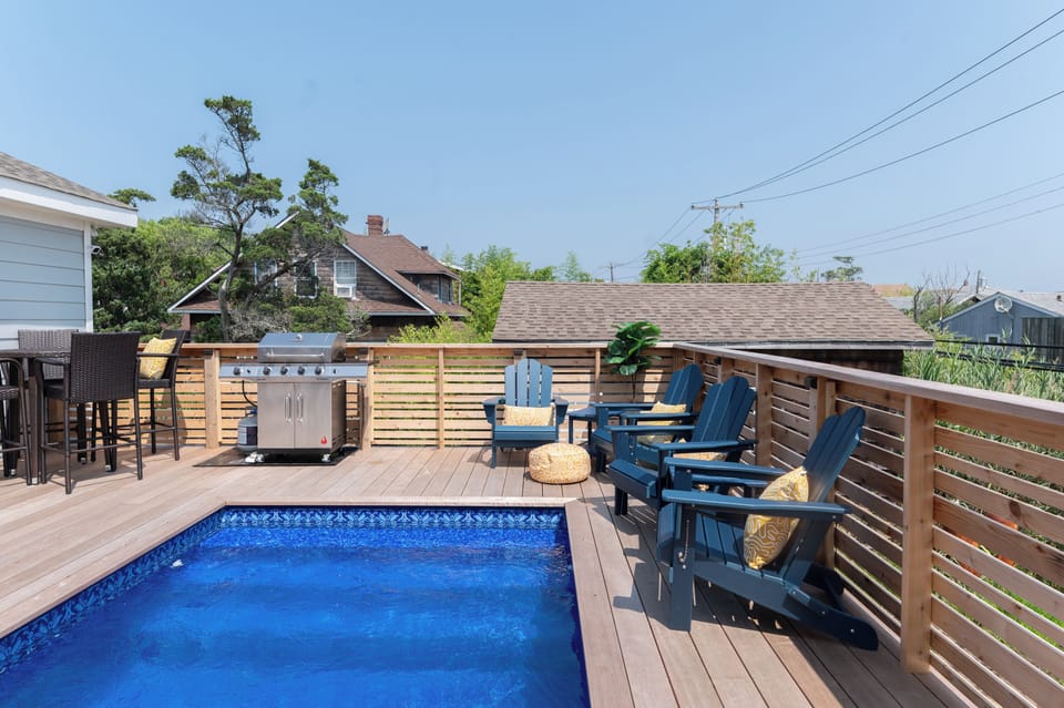 8'x10' plunge pool with seating, BBQ