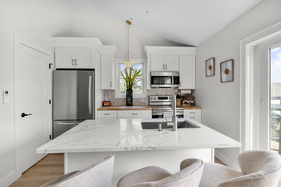 Island kitchen - perfect for shared meal prep