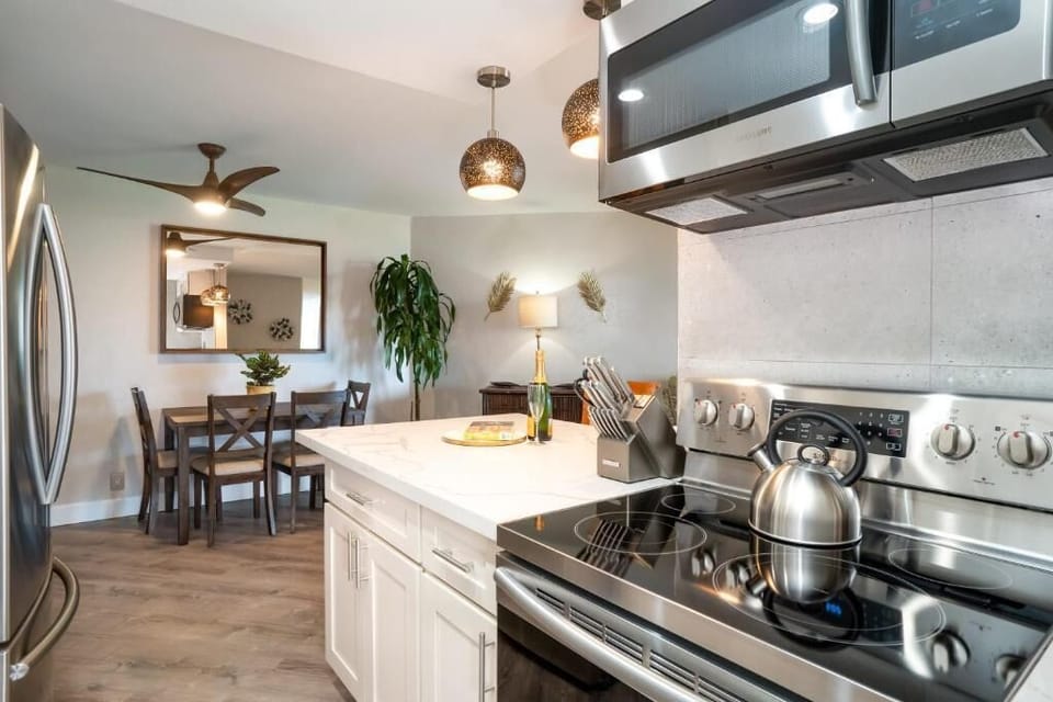 Full-size fridge, microwave, oven, stovetop
