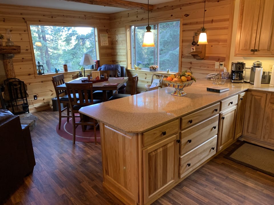 Kitchen Counter/Dining Area