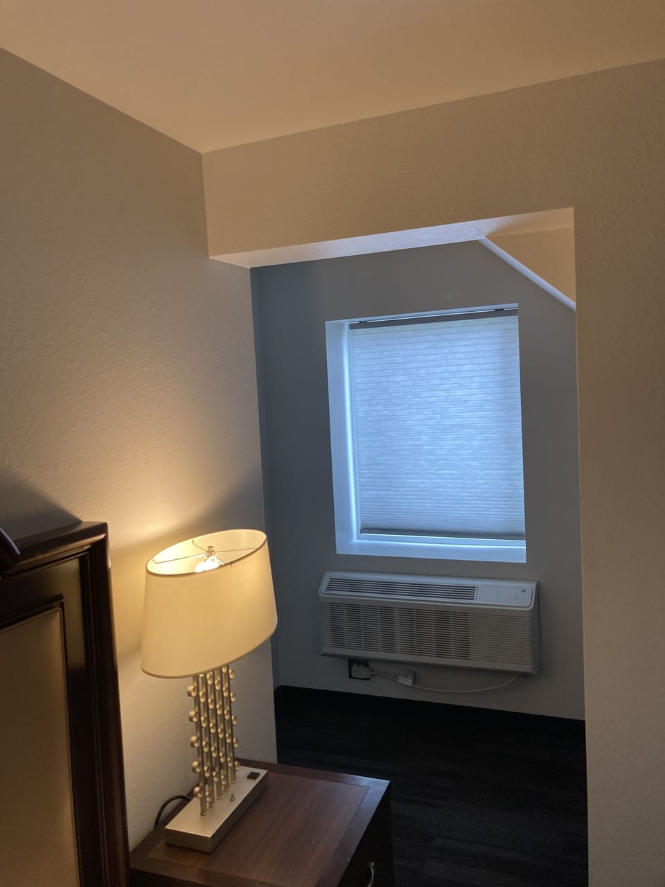 Room 106 - 1 King Bed | Living area