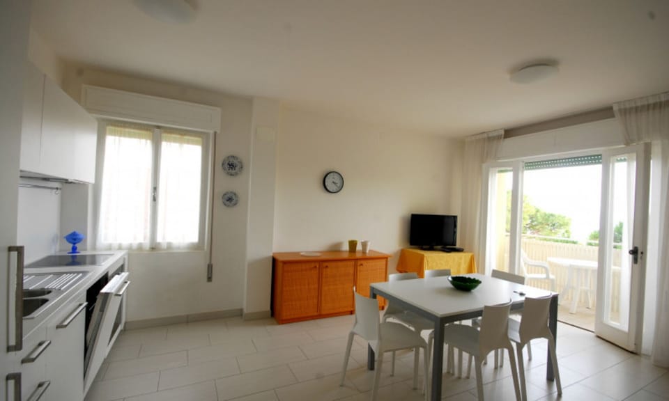 Apartment, 2 Bedrooms, Balcony, Ocean View | Interior