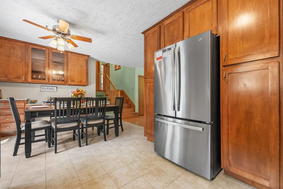 Dining Room: Gather around the stylish table with views to inspire culinary creations!