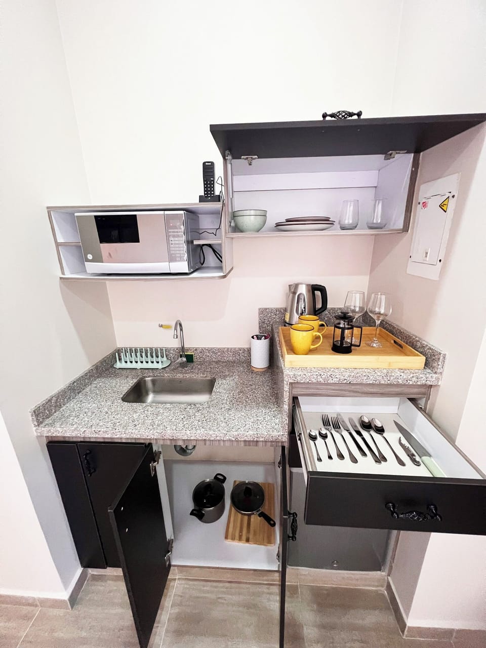 Premium Room | Private kitchen | Mini-fridge, microwave, oven, cookware/dishes/utensils