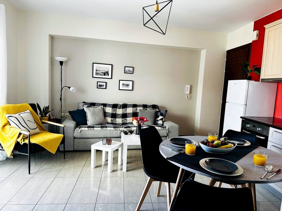Apartment, 1 Bedroom, Balcony | Living area