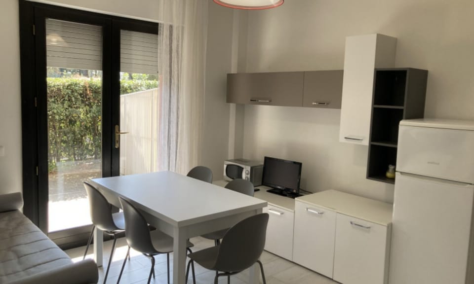 Apartment, 2 Bedrooms, Patio, Garden View | Dining room