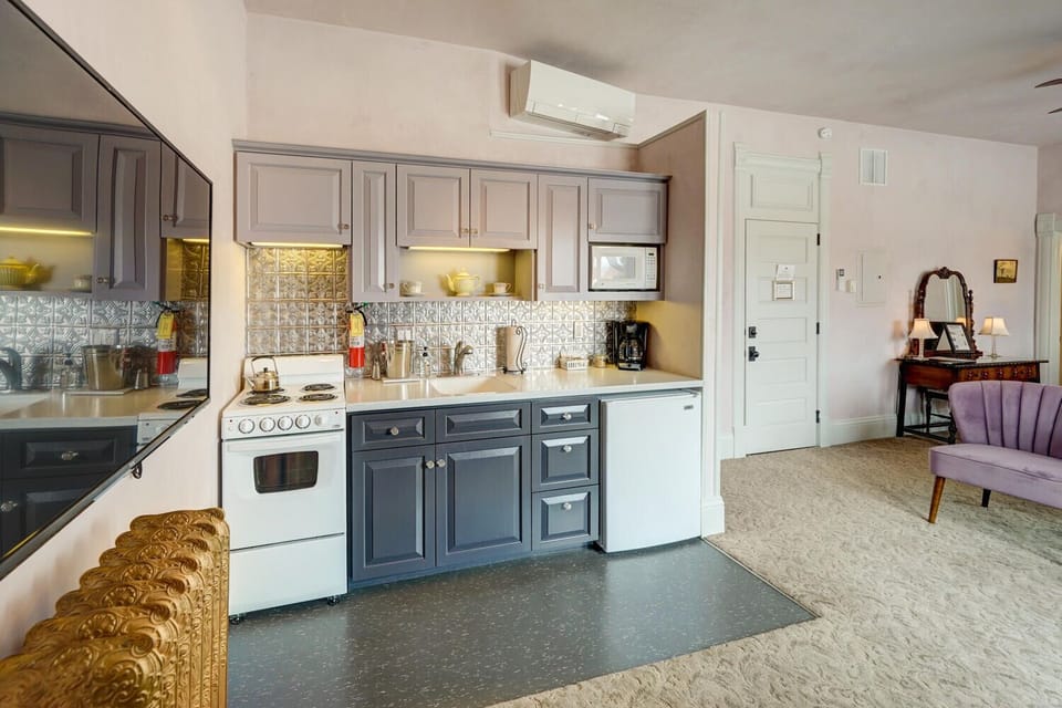 ~Spacious Kitchenette
~Mini Fridge
~Microwave
~Oven and Stove Top Range
~Drip Coffee Maker