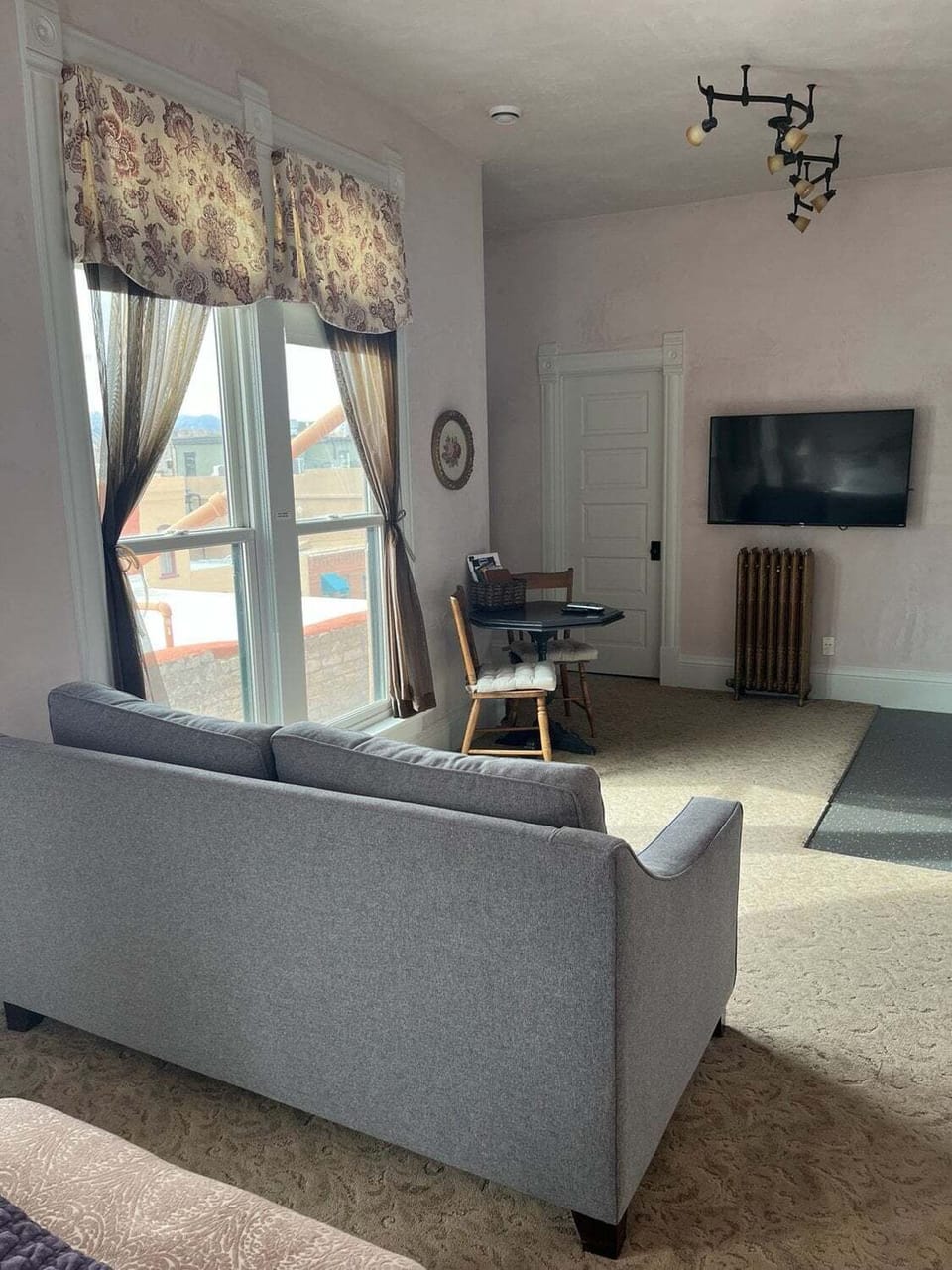 ~Full Size sleeper Sofa
~Streaming TV
~Dining Table seats 2