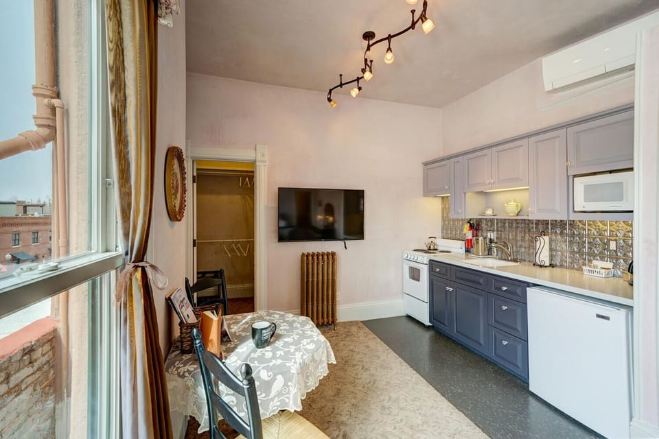 ~Spacious Kitchenette
~Mini Fridge
~Microwave
~Oven and Stove Top Range
~Drip Coffee Maker
~Streaming TV
