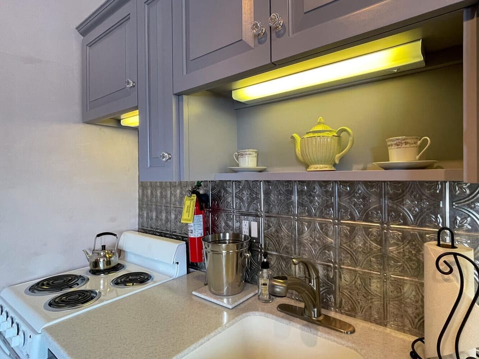 ~Spacious Kitchenette
~Mini Fridge
~Microwave
~Oven and Stove Top Range
~Drip Coffee Maker
~Streaming TV