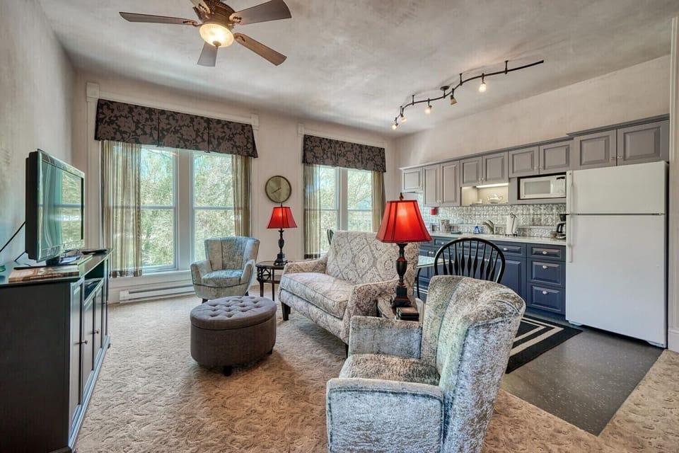 ~Spacious Living Area
~Full Kitchen
~Dining Table seats 2
~Streaming & Cable TV
~A/C