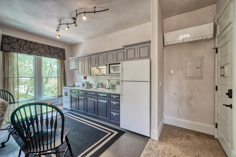 ~Spectacular view overlooking Riverside Park
~Drip Coffee Maker
~A/C