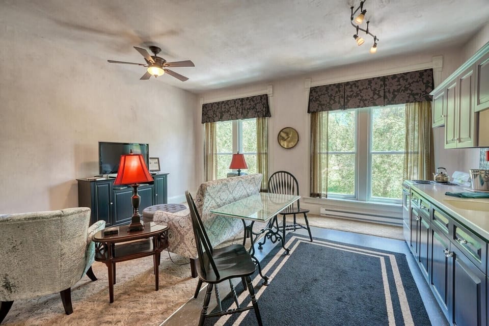 ~Spacious Studio suite
~Full Kitchen
~Streaming & Cable TV
~Spectacular views overlooking Riverside Park