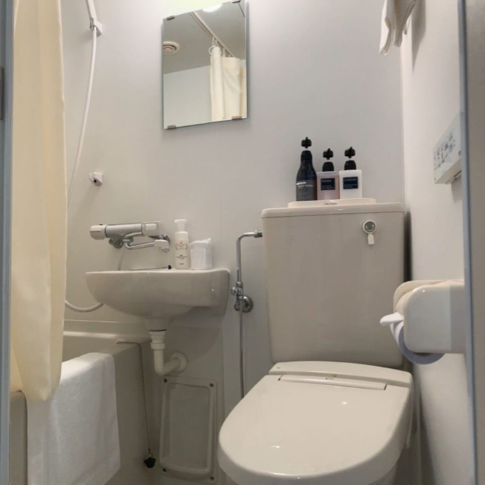 Combined shower/tub, rainfall showerhead, free toiletries, hair dryer