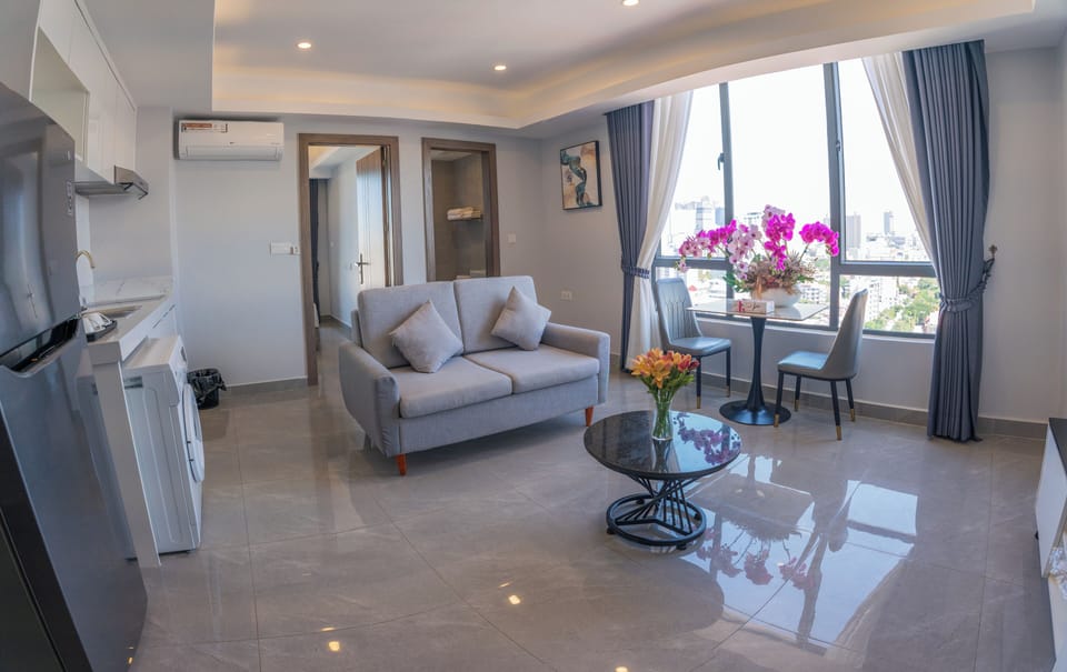 1 Bedroom Deluxe | Living area | Smart TV, fireplace