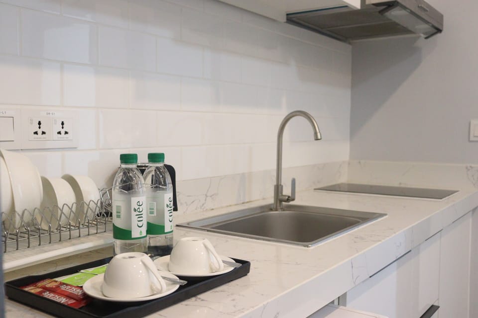 1 Bedroom | Private kitchen | Full-size fridge, stovetop, electric kettle, freezer